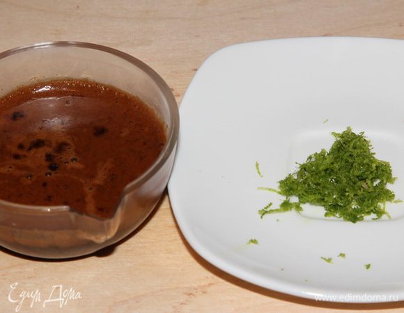 Готовим крем, так как ему нужно будет провести в холодильнике 30 минут. С лимона (у меня лайм) снимаем цедру и выдавливаем из лимона (лайма) сок. У меня получилось, как раз 2 столовые ложки. Подогреваем до теплого лимонный сок (лайма), добавляем растворимый кофе и перемешиваем. 