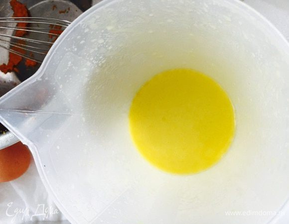 Сначала взбиваем сок с маслом до однородности.