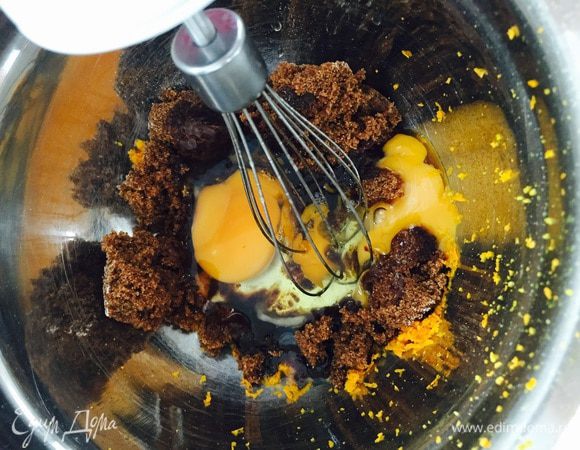 Потом яйца с сахаром. Я брала мусковадо, очень люблю его в шоколадных десертах. За неимением, конечно, можно и обычный.