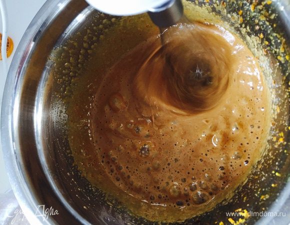 Яйца взбиваем хорошо, минут 7-10. До посветления и увеличения в объеме.