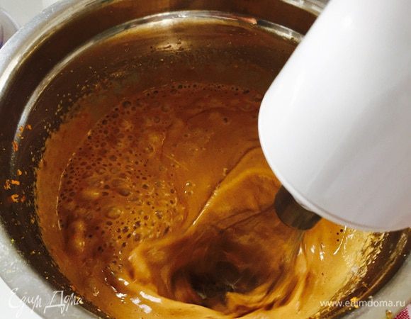 Соединяем масляную смесь с яичной.