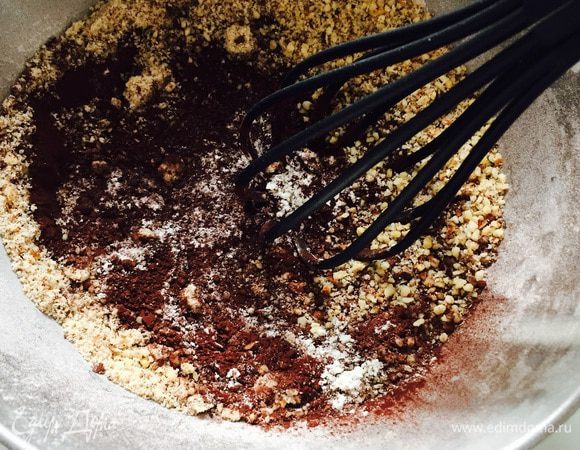 Венчиком смешиваем сухие ингредиенты с орехами.
