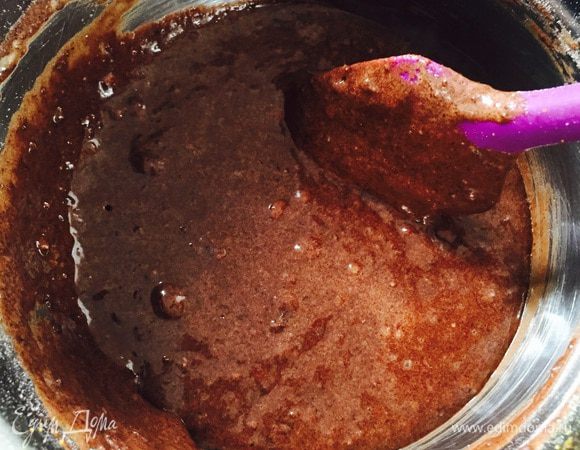 В несколько приемов вводим сухую смесь в жидкую. Хорошо вымешиваем спатулой.