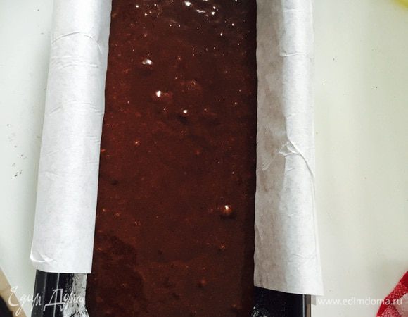 Выливаем тесто в форму и в духовку минут на 35 (смотрите по своей духовке, до сухой зубочистки).