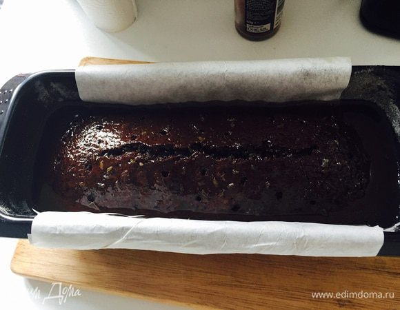 Готовый кекс хорошо "понапротыкать" палочкой и залить сиропом от апельсинов, примерно 5 ст. л. Дать впитаться (минут 15-20), потом вынуть и оставить на решетку остывать.