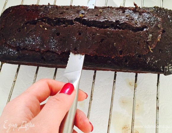 С остывшего кекса срезать "бугорок" и перевернуть на сервировочное блюдо срезанной стороной вниз (отрезанную часть, естественно, кто-нибудь да съест с удовольствием).