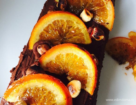 Обмазать кекс шоколадом, уложить наши апельсиновые дольки и разбросать поджаренные орешки, и любоваться! Я же не налюбовалась, т.к. домашние все уже пришли к этому времени. Я едва успела пару фоток сделать и все, все сразу же приступили к дегустации! Очень богатый вкус. По своей насыщенности я осмелюсь его сравнить с рождественскими фруктовыми кексами. Текстура довольно плотная, но при этом рассыпчатая и пропитанная. Ну очень хорош!