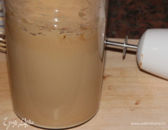 Затем взбиваем желток с сахаром в пышную пену и, не прекращая взбивать, добавляем лимонно-кофейную смесь. Получилась пышная масса.