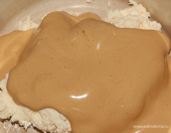 Продолжая взбивать, добавляем желтковую массу. 