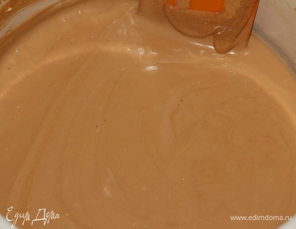 Здесь пришлось на помощь призвать погружной блендер, потому что сколько ни взбивай, творожные крупинки все-равно присутствовали. В результате получилась вот такая ровная и гладкая масса.