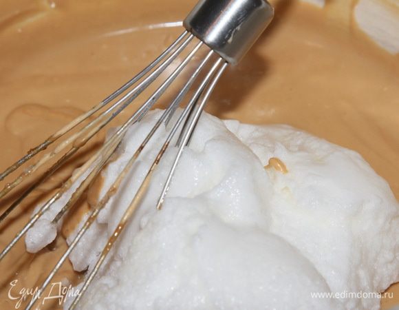 Затем частями добавляем взбитые белки и каждый раз еще тщательно взбиваем миксером.
Мои замечания: вот здесь я не поняла зачем взбивать массу с уже добавленными белками. Крем стал жидким. Мне кажется, что если традиционно вымешивать белки лопаткой, то крем был бы лучше по консистенции. Но, поскольку в рецепте было написано так, то я с упорством осла продолжала начатое.
