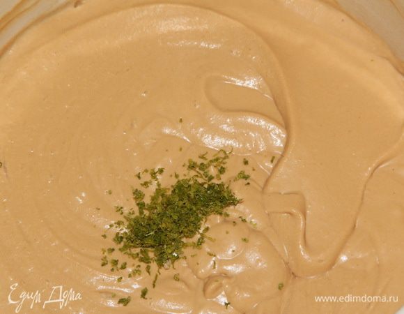 Через 30 минут вынимаем крем из холодильника, добавляем цедру и еще раз взбиваем крем.