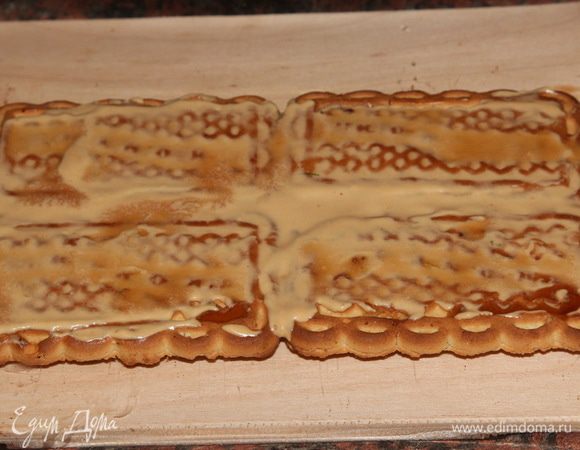 И вот сама сборка. Тут я окончательно убедилась, что ничего из этого мероприятия не получится. В только что сваренный кофе добавляем сахар по вкусу, размешиваем, выливаем в глубокую тарелку и добавляем коньяк. Берем 4 печенья, смазываем края кремом, укладываем в два ряда и поливаем сверху кофе. Крем сразу начал таять и расползаться по блюду, а печенья упорно разъезжались в разные стороны. В панике было принято волевое решение: из холодильника достала 2 вафли, измельчила их блендером до состояния мелкой крошки. Точно так же отдельно измельчила 4 печенья. Отдельно отложила 4 столовые ложки крема, остальной крем разделила на две части. В одну часть добавила вафельную крошку, а в другую крошку из печенья. Хорошенько все вымешала и поняла: вот оно! Извините, но сфотографировать в спешке забыла.