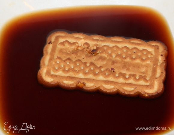 Для всех последующих слоев, а их у нас будет еще 3, печенье окунаем в кофе, как для тирамису, одной стороной. Окунули и сразу выкладываем поверх крема. Снова выкладываем слой крема, но теперь с крошкой из печенья.