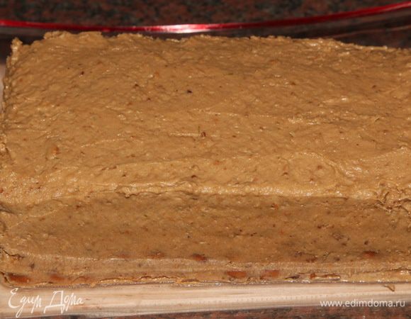 Затем смазываем кремом бока и, оставшийся крем выкладываем сверху тортика, разравниваем. У Карины было предложено посыпать торт крошкой из печенья и притрусить мелко молотым кофе, но у меня этой крошки в торте было и так выше крыши!