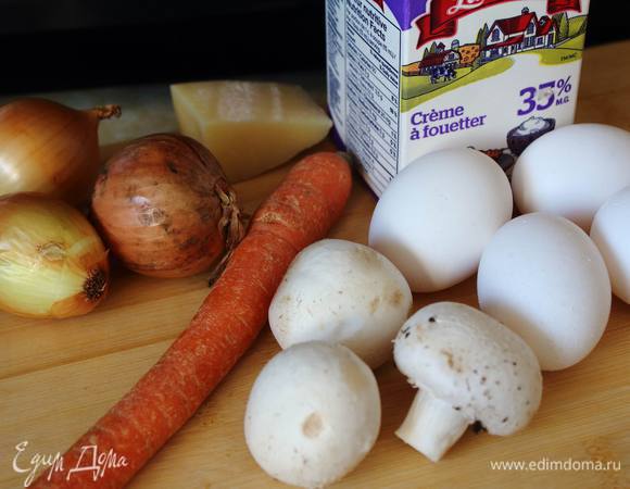 Выберем продукты в холодильнике, что подойдут к совместному звучанию в нашей авторской и неповторимой запеканке. 
Вдруг у вас не стоит отваренный вчера рис, тогда пора его приготовить сейчас, именно до готовности.
