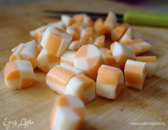 В рецепте у меня два сыра. Изюминка в том, что внутрь я нарезала кубиками палочки моцареллы, а легкую корочку снаружи создаст натертый твердый сыр.