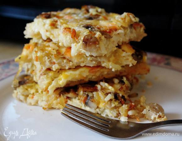 Для подачи я нарезала на кубики и построила в тарелках пизанские башни :)
Запеканка вкусная, сочная и не сухая. Сытная и, что я люблю особенно, готовится легко и быстро :)
Приятного!