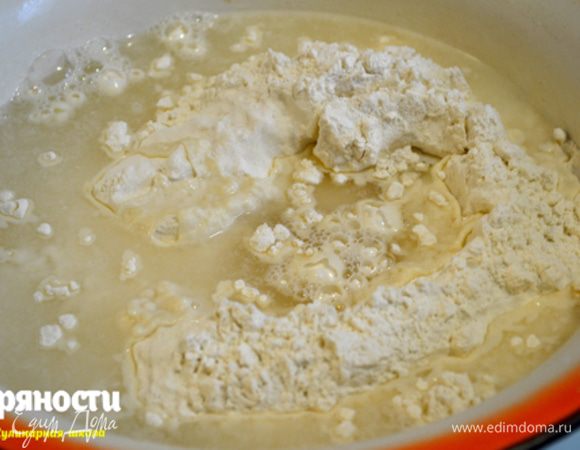 Тесто. В воде растворить соль, постепенно всыпать муку и замесить крутое достаточно тесто. 