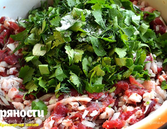 Для начинки мясо порезать мелкими кусочками — не ленитесь, не используйте мясорубку. Лук, сало и зелень так же мелко порезать. Добавить соль, перец, зиру и все хорошо перемешать.