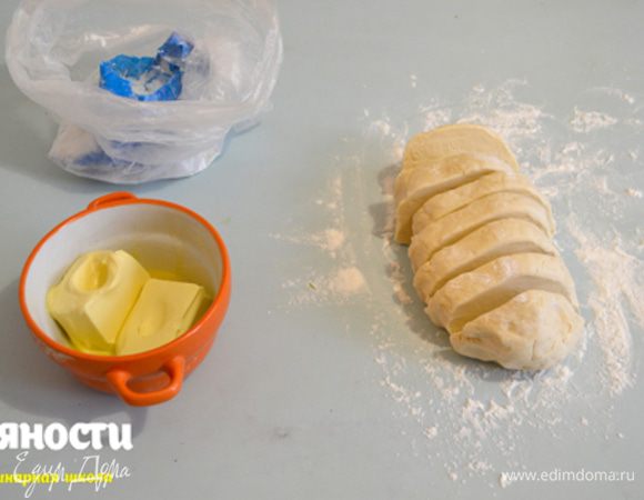 Отлежавшееся тесто достаем, делим на 8-10 кусочков.