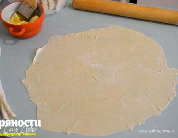 Очень тонко раскатываем, практически до прозрачности.