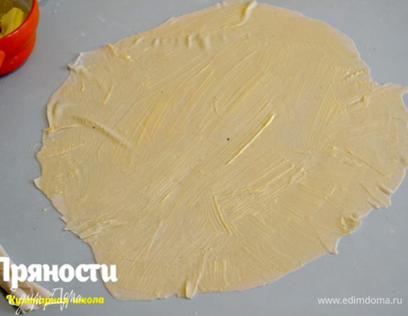 Раскатанный слой смазываем размягченным сливочным маслом или маргарином. Я делала и с тем и с другим, вкусно одинаково, так что можете смело использовать маргарин. Сворачиваем наш пласт в плотный рулет и убираем в сторонку.
