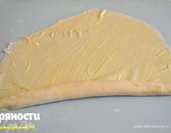 Снова получаем плотный рулет, только уже из двух кусочков и так поступаем со всеми кусочками теста.