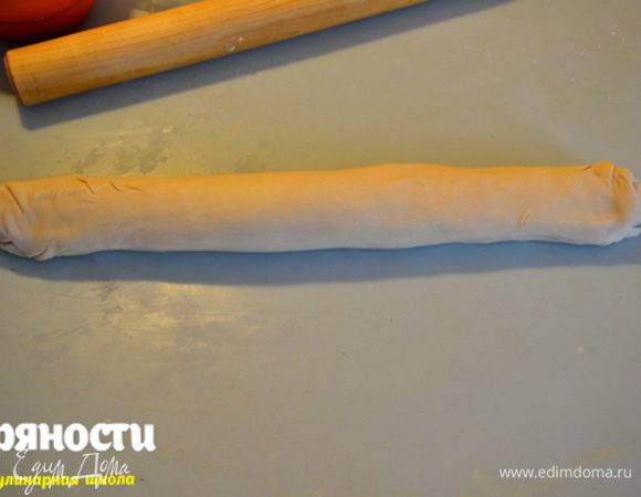 Когда использовали все тесто- уберите его в морозилку на полчаса.