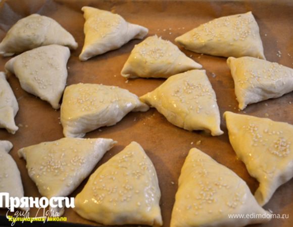 Выкладываем на противень, смазываем яйцом и посыпаем кунжутом (по желанию). Ставим в разогретую духовку при 160-170°С на 30-45 минут.