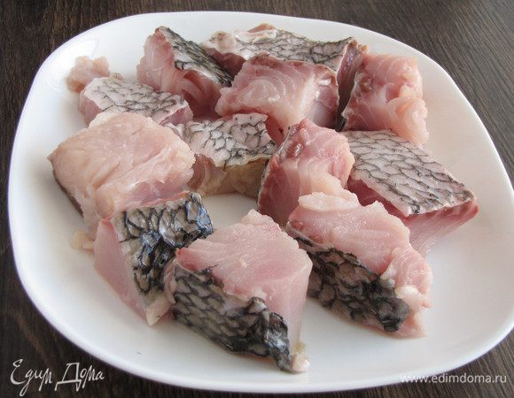 Филе порезать на крупные кусочки.