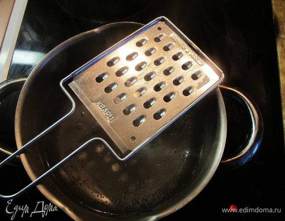 На огонь поставить кипятиться воду, приготовить терку с крупными отверстиями.