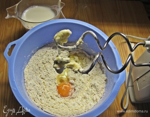 В миску просеять муку, добавить яйца, 0,5 чайной ложки соли, влить молоко и замесить тесто. Его консистенция напоминает густую сметану. Молока может понадобиться чуть больше, чем 150 мл, поэтому молока лучше приготовить чуть больше и долить по мере необходимости.