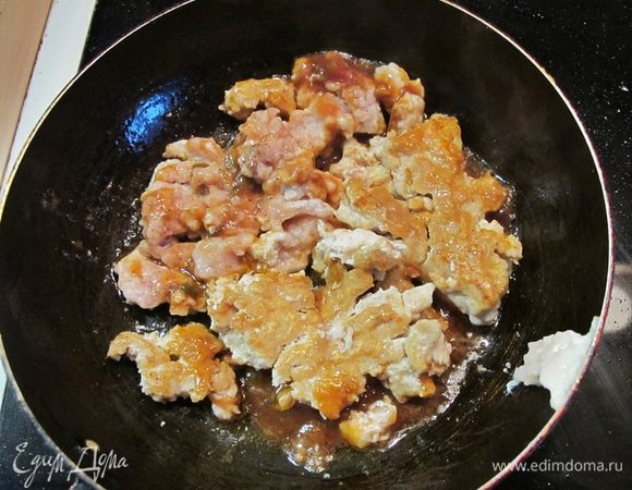 Поставить обжариваться куриный фарш с добавлением протертых томатов. Солить и перчить по вкусу.
Натереть пармезан на мелкой терке.