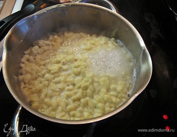 Отвариваем около 5-7 минут, вынимаем шумовкой прямо в порционные тарелки.