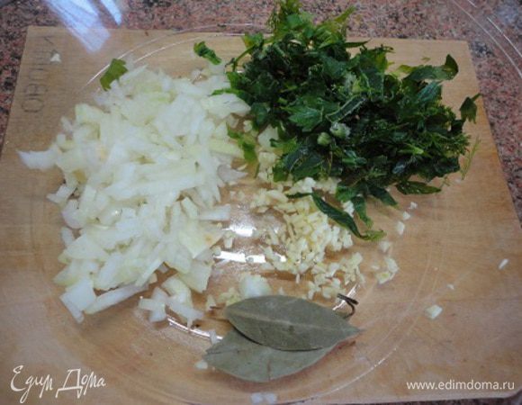 Мелко нарубить чеснок, лук и зелень (по вкусу, но лучше смесь укропа, петрушки и кинзы), добавит лавровый лист.