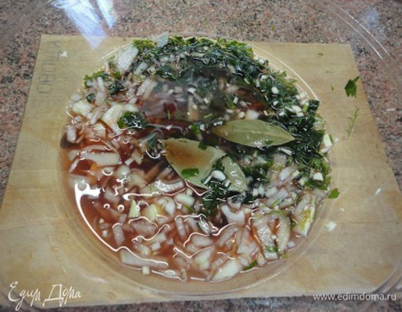 Влить вино, перемешать.