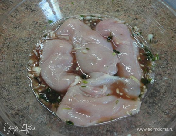 Выложить окорочка и оставить на 1 час, не забывая 2-3 раза перевернуть.