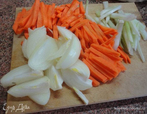 За это время можно приготовить овощи нарезать крупными брусочками морковь и сельдерей, лук дольками.