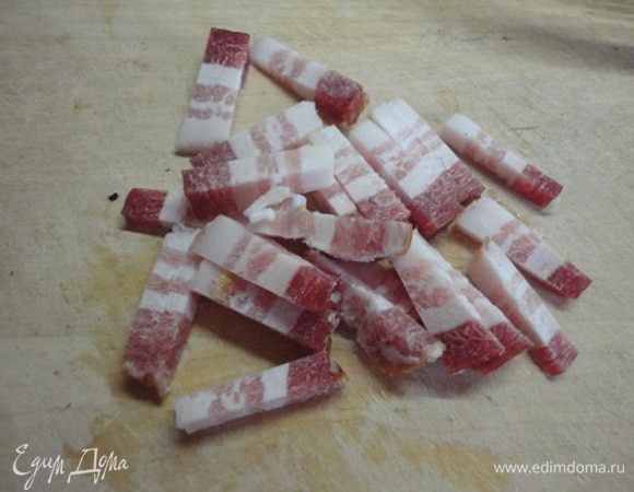 Бекон нарезать мелко и обжарить. Шкварочки отложить, а на оставшемся жире (при необходимости добавить растительное масло) будем обжаривать куриное филе.