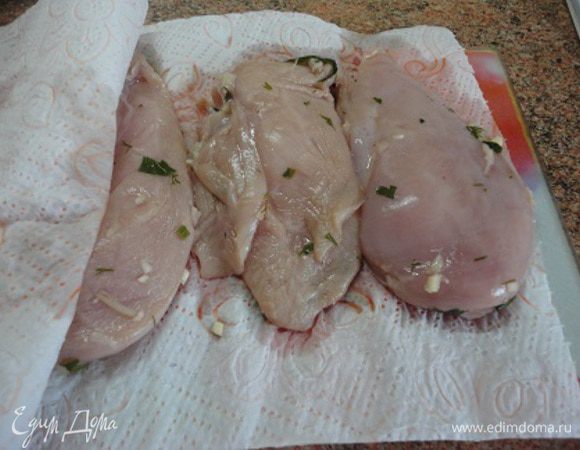 Замариновавшееся филе  вынуть из маринада, обсушить бумажными полотенцами и посолить.