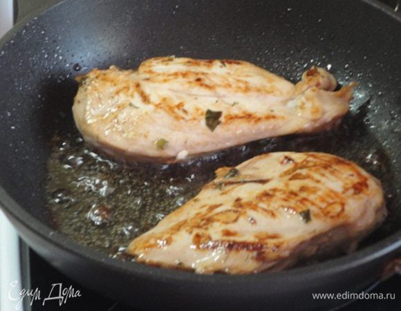 Обжарить их с двух сторон на хорошо разогретой сковороде. И выложить в форму для запекания.