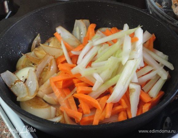 В этой же сковороде на оставшемся жире обжарить овощи. Добавьте туда же сахар, соль, гвоздику, перец горошком и винный уксус. Потушите 1 минуту.