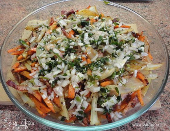 Выкладываем все овощи вместе со шкварками поверх мяса и выливаем маринад, в котором лежала курочка.