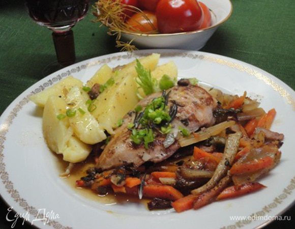 Запекаем в нагретой до 180°С духовке 30 минут. Затем оставьте еще на 20 минут в форме, чтобы курочка впитала в себя сок и аромат овощей и пряностей.