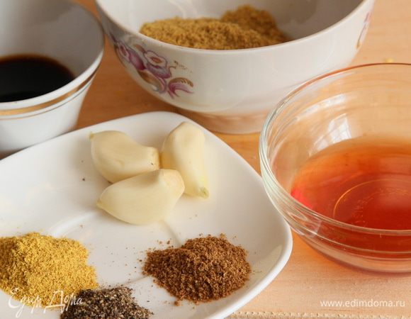 подготовим наши специи: здесь 2 столовые ложки сухой горчицы с хорошей горкой, щедро так.