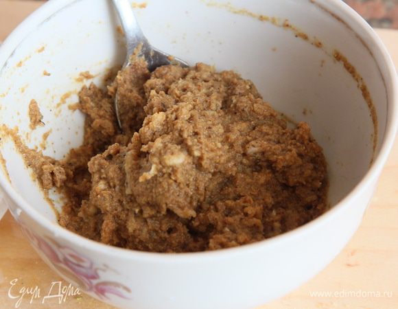 Смешиваем все ингредиенты для маринада, кроме кефира. Получится довольно густая смесь.