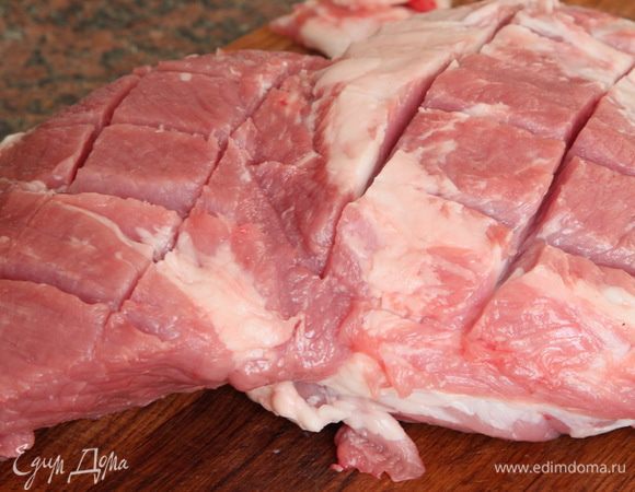 Берем мякоть, обрезаем все ненужное, надрезаем по всему куску острым ножом.