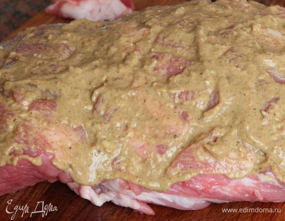 Щедро смазываем маринадом одну сторону.