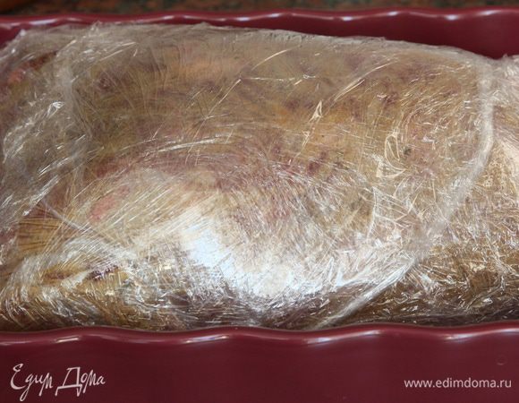 теперь очень тщательно упаковываем мясо в пищевую пленку и оставляем так мариноваться. Лучше это сделать, как я, вечером. Тогда утром отправляете в духовку и к приходу гостей, или просто к обеду, мясо будет готово. Я оставила на ночь в тепле. 